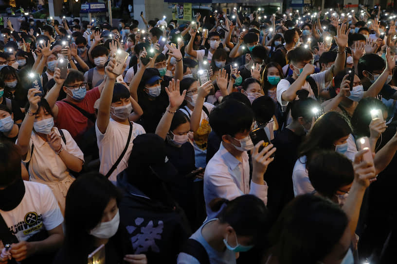 Гонконгцы протестуют, подняв телефоны с включенными фонарями