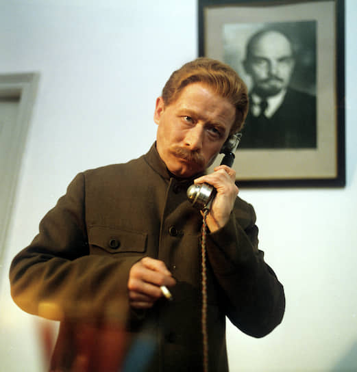Всего Виктор Прсокурин снялся в более чем 130 фильмах и сериалах
&lt;br> На фото: в роли Сталина в фильме «Повесть непогашенной луны» (1990)