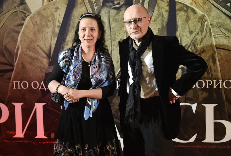 Виктор Проскурин был женат пятым браком на художнице Ирине Хонда
&lt;br> На фото: актер с супругой на премьере фильма «А зори здесь тихие…» в 2015 году