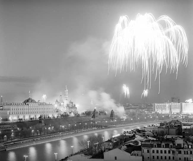 Праздничный салют над Москвой по случаю принятия Конституции 1977 года