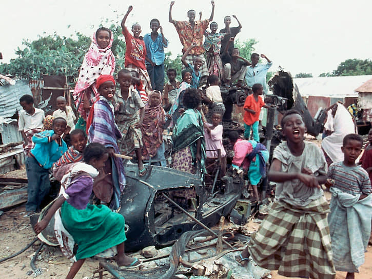 Сомалийские дети на обломках одного из двух американских вертолетов MH-60 Black Hawk, сбитых 3 октября 1993 года в Могадишо