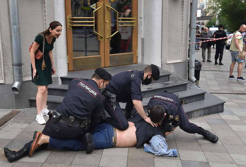 Москва. Задержание мужчины за неповиновение сотруднику полиции в районе пожара на Тверской улице