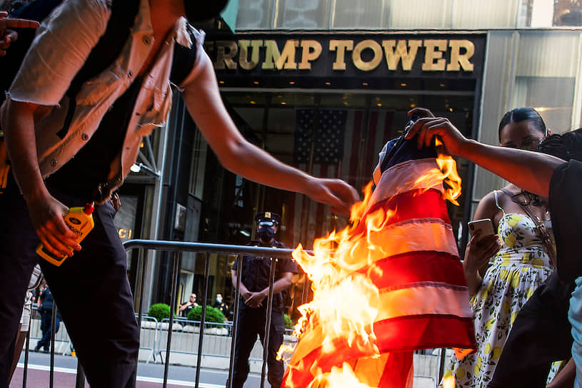 После выступления президента участники продолжающихся акций протеста сожгли американский флаг перед «башней Трампа» в Нью-Йорке. Они выкрикивали лозунги против «рабства, геноцида и войны» 