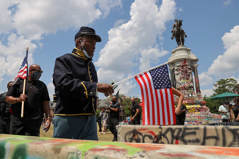 Акция протеста у памятника главнокомандующему армии Конфедеративных Штатов Америки (КША) Роберту Ли в Ричмонде, штат Вирджиния