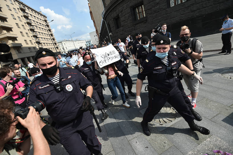 Бывшая журналистка “Ъ” Анна Зиброва (в центре) на пикете