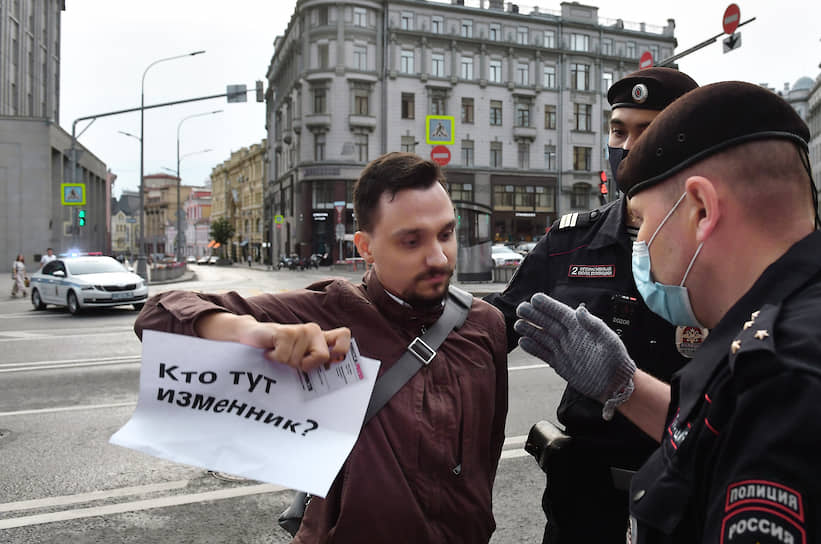 Журналист «Ведомостей» Юрий Литвиненко во время задержания 