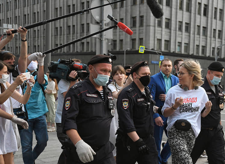 Телеведущая Ксения Собчак (справа) во время задержания 