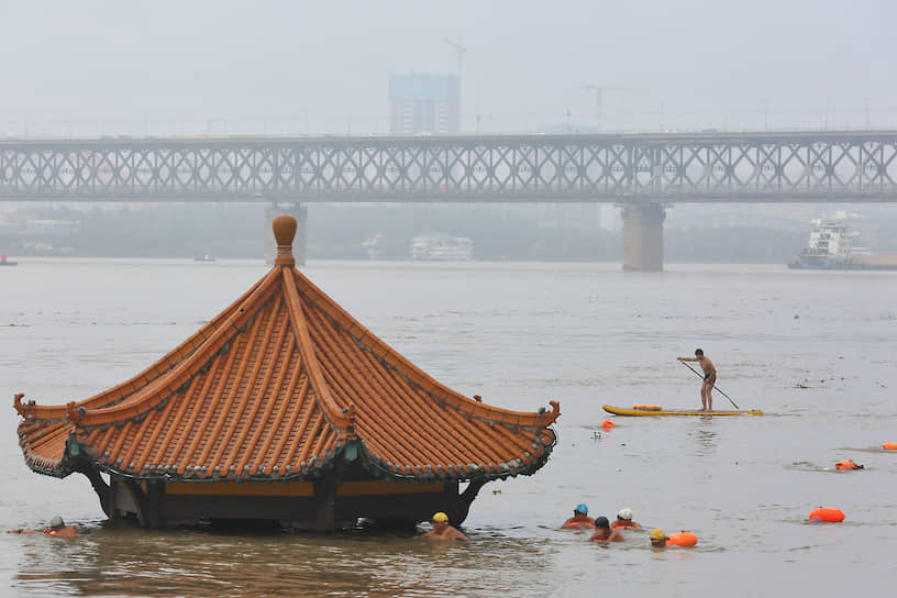 Ухань, Китай. Люди плавают во время паводка 