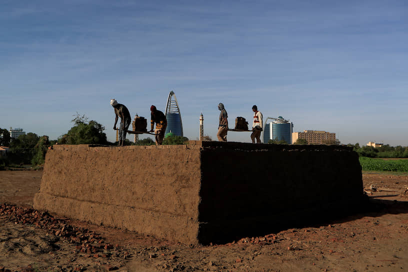 Хартум, Судан. Рабочие обжигают кирпичи 