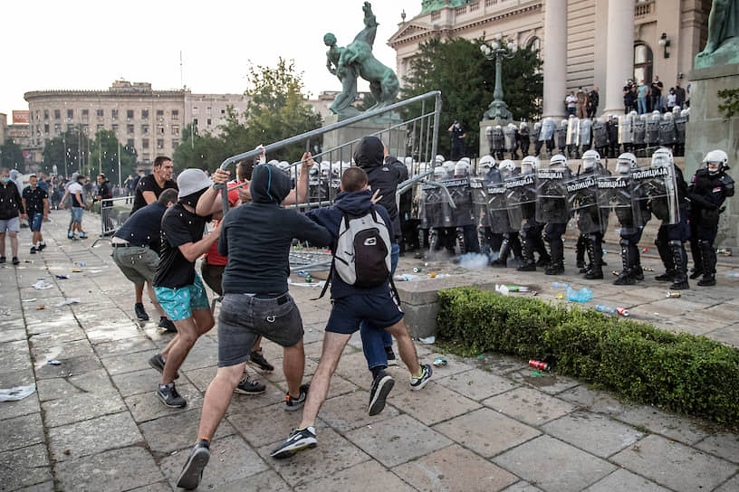 Белград, Сербия. Акция протеста после повторного введения карантина из-за ухудшения ситуации с коронавирусом 