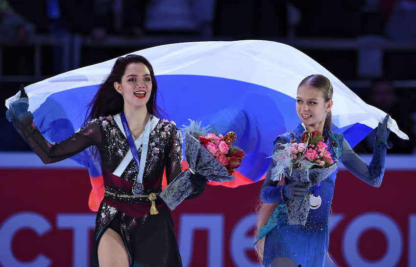 Фигуристки Евгения Медведева (слева) и Александра Трусова