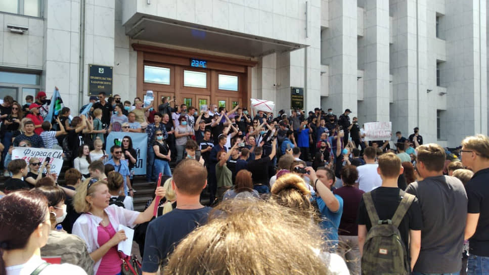 На фото: митингующие у здания правительства края в центре Хабаровска  