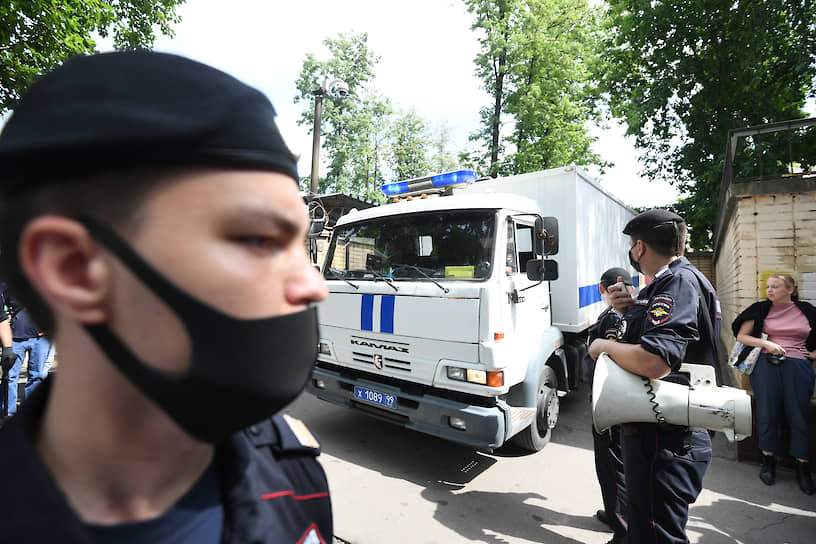 Сотрудники полиции во время задержания людей, которые пришли поддержать Ивана Сафронова 