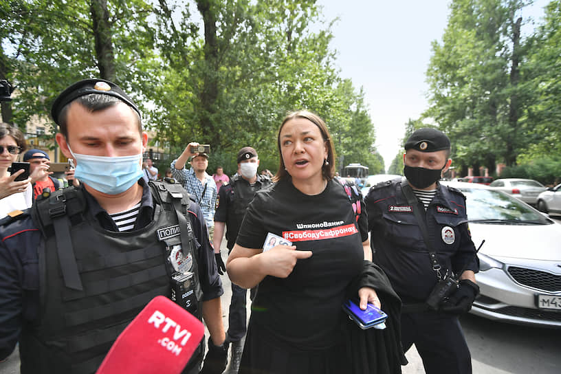 Спецкорреспондент “Ъ” Ольга Алленова во время задержания 