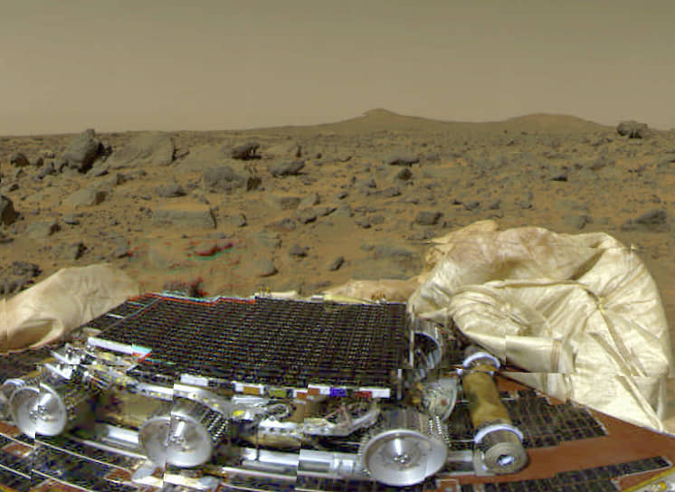 В том же 1997 году на поверхность планеты опустился первый марсоход — Sojourner в рамках программы NASA «Марс Патфайндер». До потери связи марсоход преодолел дистанцию примерно в 100 метров