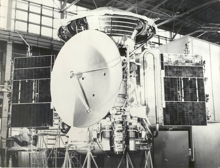 В 1971 году советский исследовательский зонд «Марс-2» первым добрался до поверхности планеты, но разбился при посадке. В том же году «Марс-3» благополучно пережил посадку, но спустя 15 секунд связь с аппаратом прервалась. Оба модуля были частью экспедиции, вокруг планеты вращались орбитальные аппараты, которые собирали сведения и переправляли их на Землю 