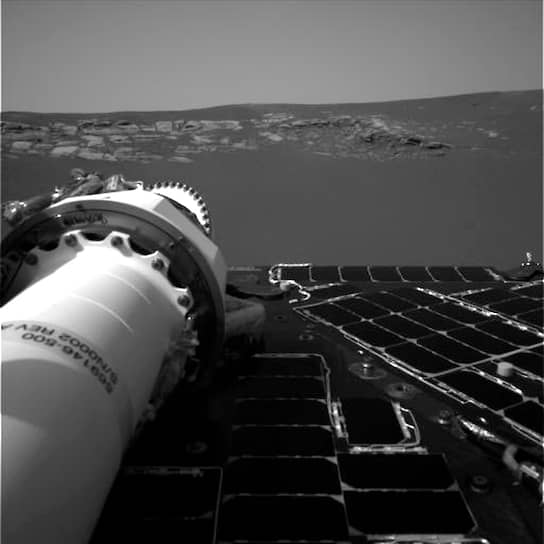 В 2003 году к Марсу отправились два планетохода — Spirit и Opportunity. В январе 2004 года аппараты прибыли на Марс, они должны были исследовать осадочные породы на поверхности и искать следы существования воды. Связь со Spirit прервалась в 2011 году, а в феврале 2019 года NASA официально объявило о завершении миссии марсохода Opportunity