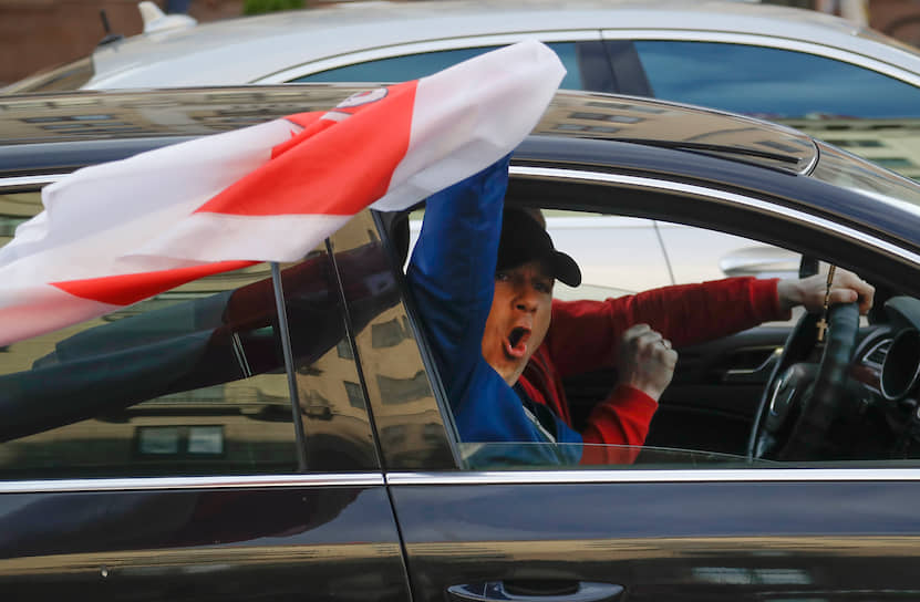 Мужчина с флагом во время акции 