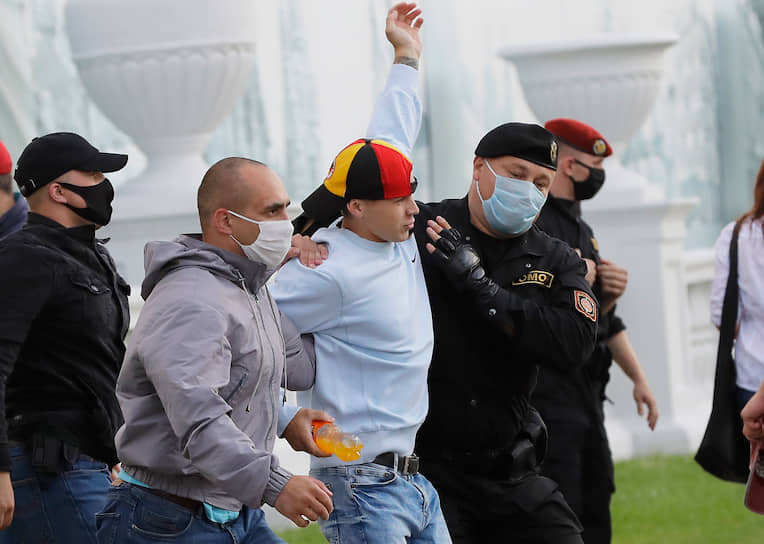 По данным МВД Белоруссии, более 250 человек задержаны по всей стране в ходе несанкционированных массовых мероприятий из-за нарушений общественного порядка
