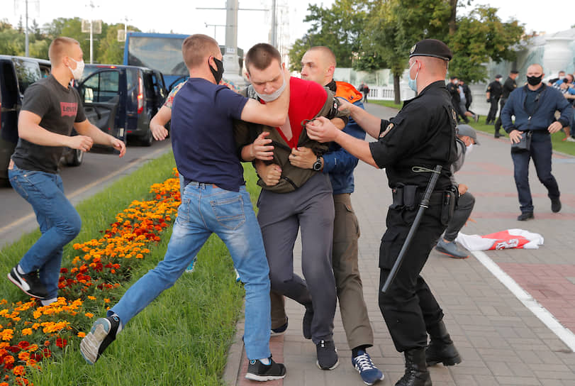 В Минске акция проходила на центральном проспекте города — проспекте Независимости. Участники организовали шествие, им сигналили проезжающие мимо машины