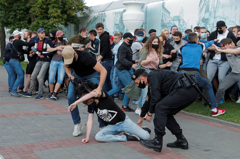 Сотрудники правоохранительных органов задерживают демонстрантов