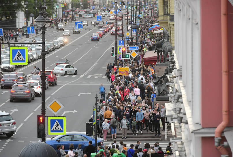 Акция в Санкт-Петербурге на Невском проспекте и прилегающей к нему Малой Садовой улице началась около 19:00