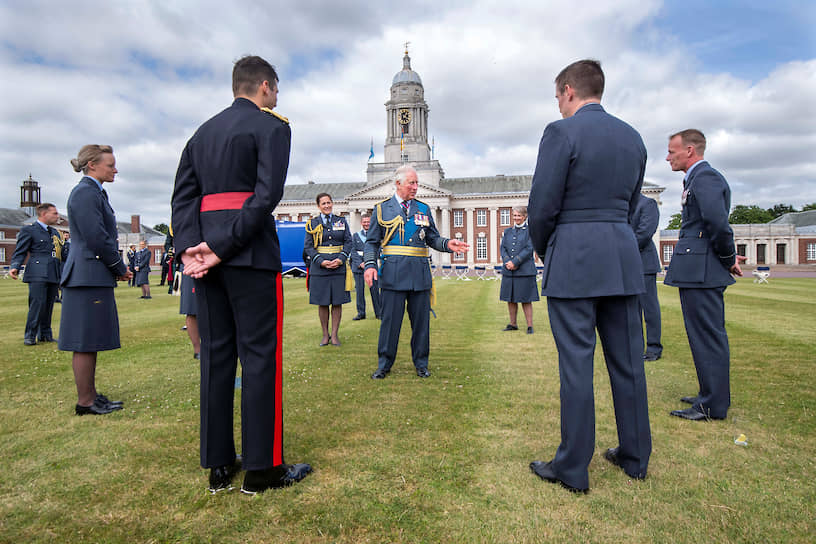 Крэнвелл, Великобритания. Принц Чарльз с выпускниками военно-воздушного колледжа