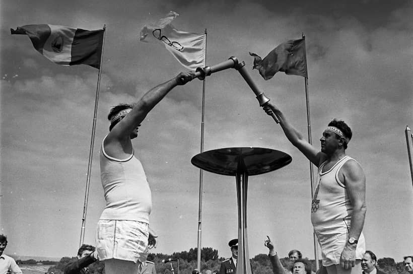 Всего в Играх участвовали 5,2 тыс. спортсменов из 80 государств — это было самое низкое количество стран-участниц на летних Олимпиадах с 1956 года
&lt;br>На фото: румынский борец Николае Мартинеску (слева) передает огонь советскому бегуну Петру Болотникову
