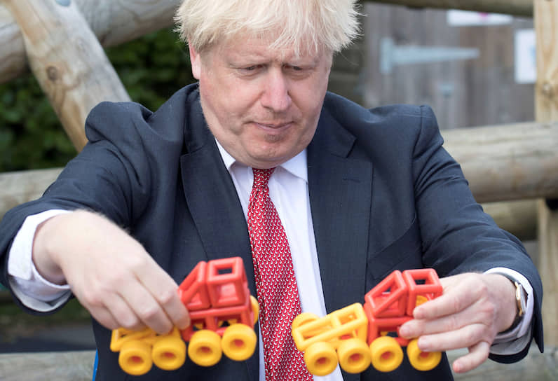 Кингс Хилл, Великобритания. Премьер-министр Борис Джонсон с игрушками во время посещения школы 