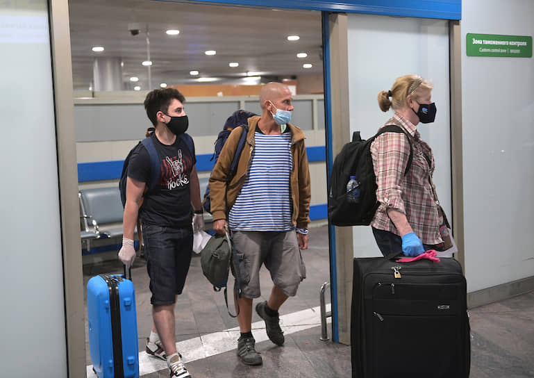 Вернувшиеся россияне и граждане Украины и Казахстана на выходе из московского аэропорта Шереметьево