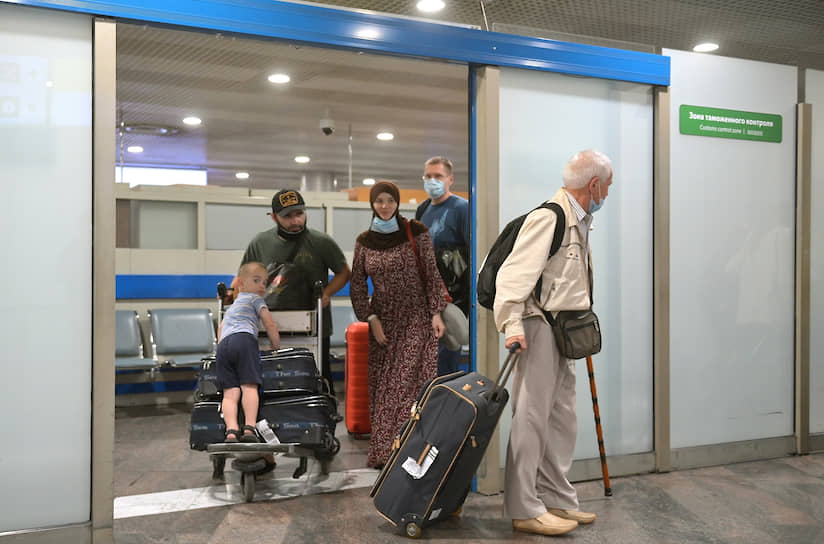  Пассажиры, прилетевшие вывозным рейсом авиакомпании Royal Flight, в зоне прилета Международного аэропорта Шереметьево имени А.С.Пушкина