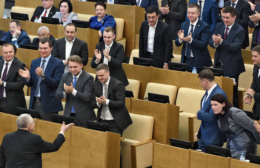 Лидер ЛДПР Владимир Жириновский (слева) с членами своей фракции