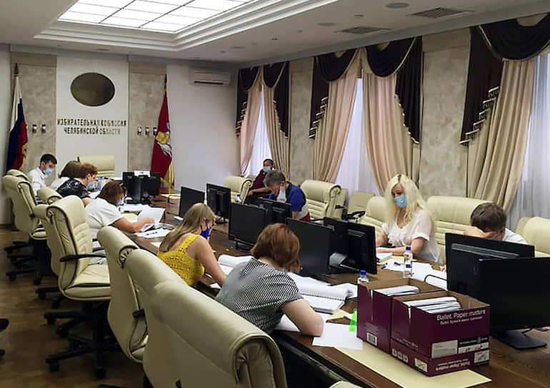 Проверка подписей челябинского отделения партии «Яблоко» с экспертами из МВД в главном зале Челябинской областной избирательной комиссии