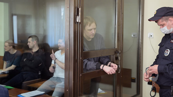 «Голодал, вскрывал вены, писал открытые письма»
