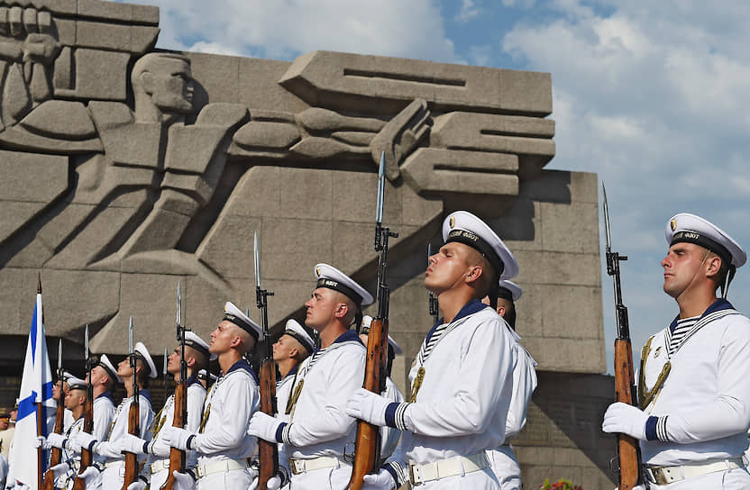 Военнослужащие Черноморского флота во время парада