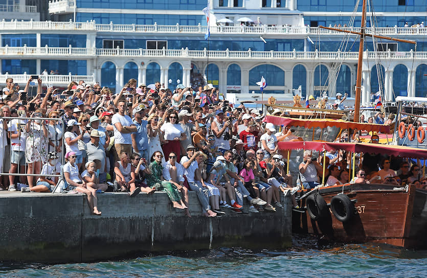 Зрители во время военно-морского парада в Севастопольской бухте