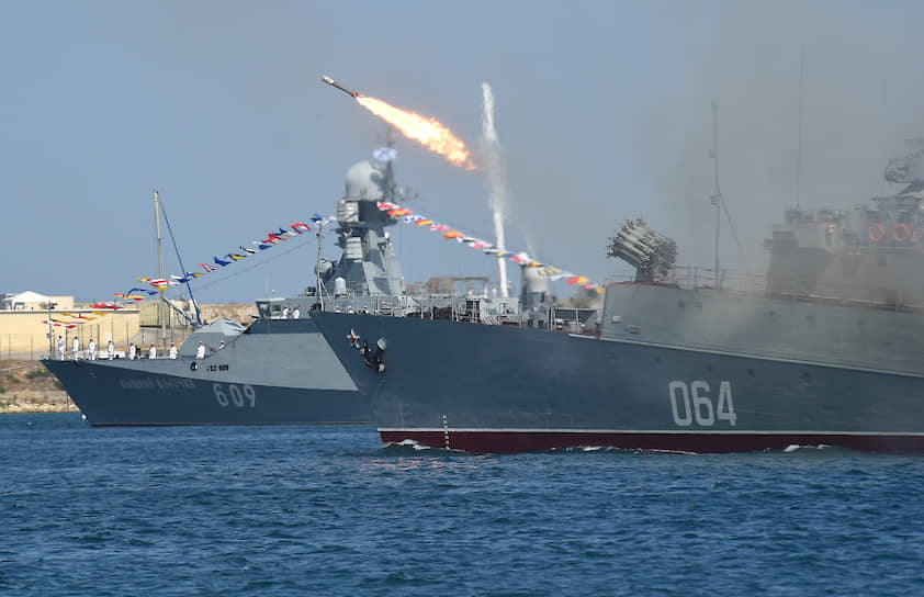 Морской тральщик проекта 266-М «Ковровец» во время показательных стрельб на военно-морском параде