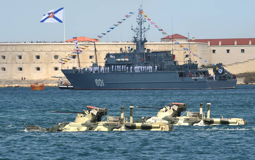 Бронетранспортеры БТР-82 во время военно-морского парада на внутреннем рейде Севастопольской бухты