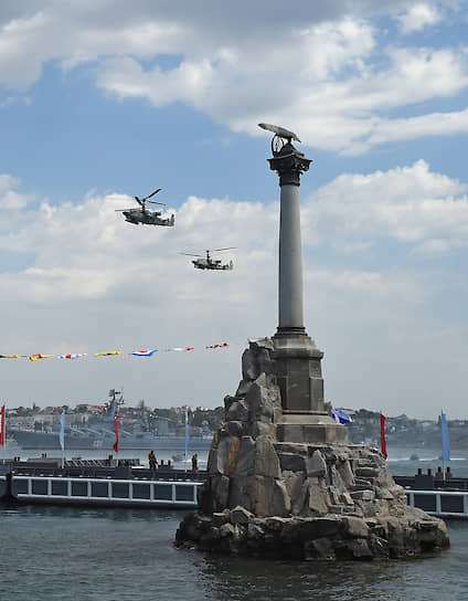 Вертолеты Ка-52 «Аллигатор» во время военно-морского парада в Севастополе