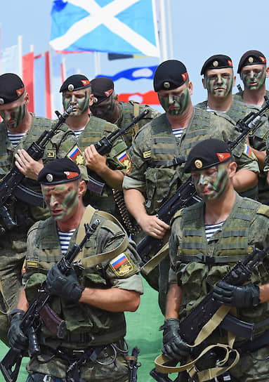 Подразделение морской пехоты во время военно-морского парада в Севастополе