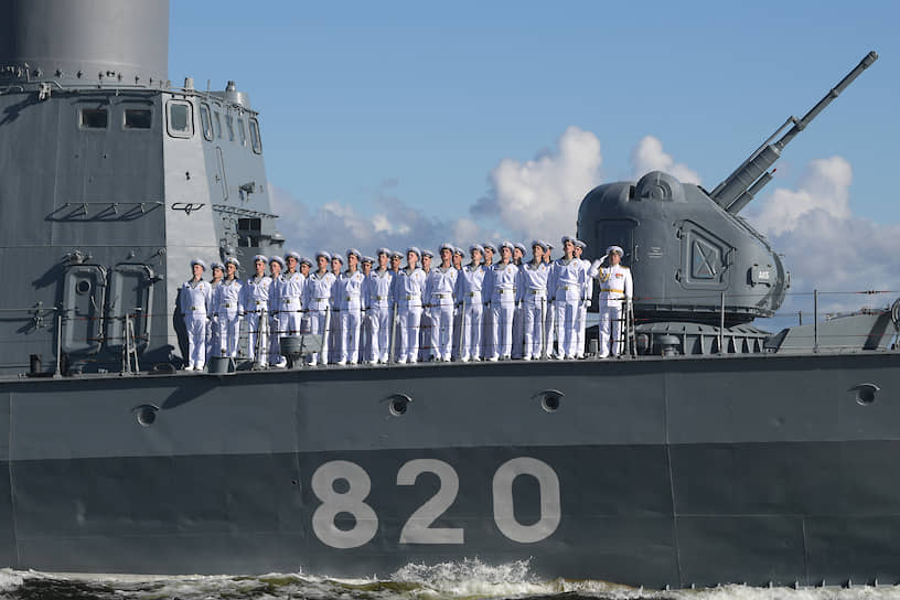 Президент поздравил личный состав экипажей с Днем ВМФ
