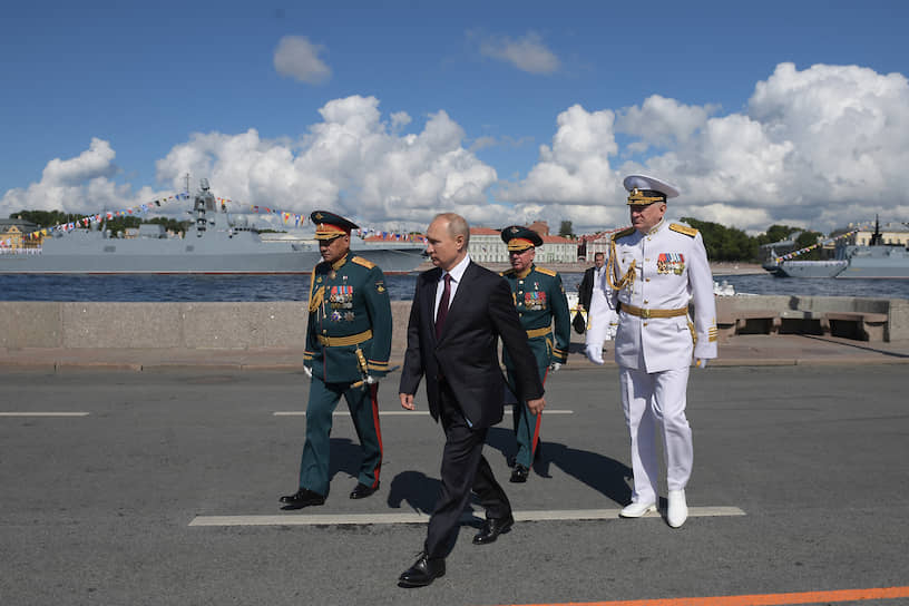 Президент РФ Владимир Путин и министр обороны Сергей Шойгу (слева) во время парада