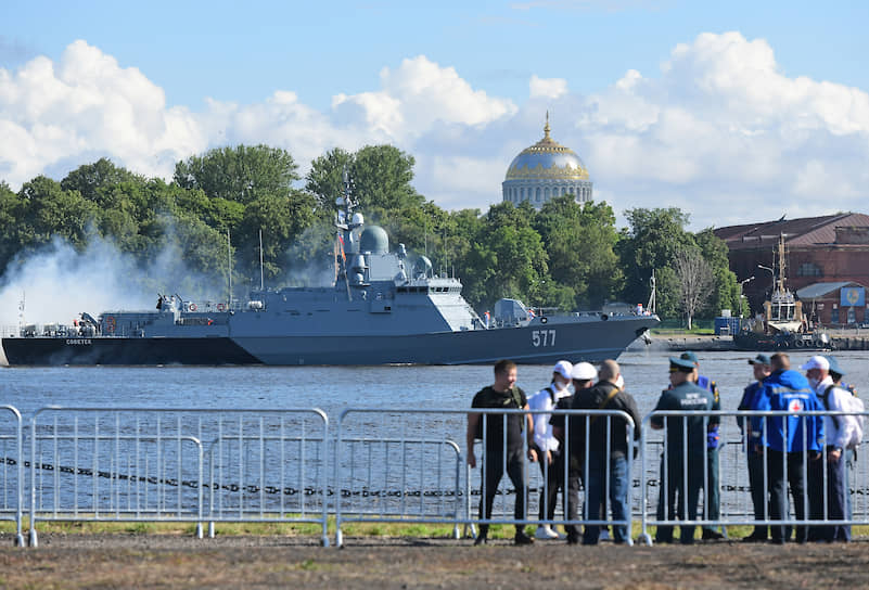 Всего в военно-морском параде в Санкт-Петербурге и Кронштадте участвовали более 40 кораблей, катеров и подводных лодок