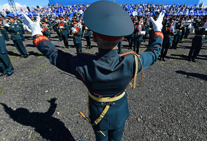 Парад в Кронштадте сопровождался выступлением военного оркестра