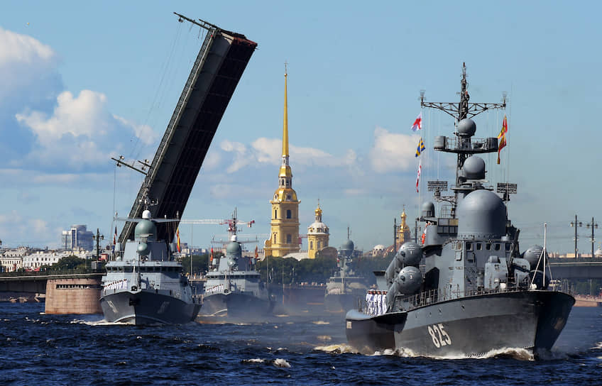 Перед этим Владимир Путин на борту катера обошел парадную линию боевых кораблей на Кронштадтском рейде, откуда он затем на вертолете прибыл в Санкт-Петербург