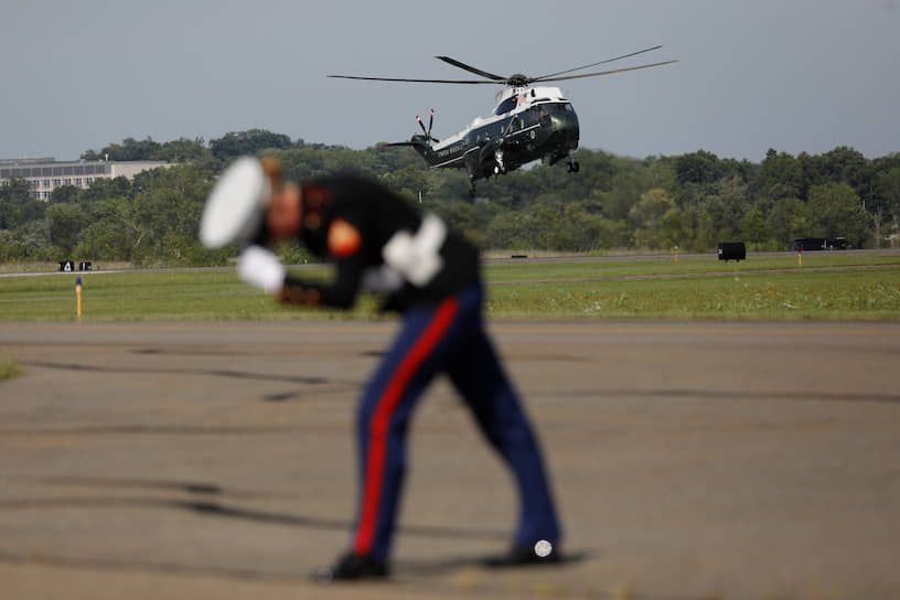 Морристаун, штат Нью-Джерси, США. Морской пехотинец встречает вертолет с президентом Дональдом Трампом