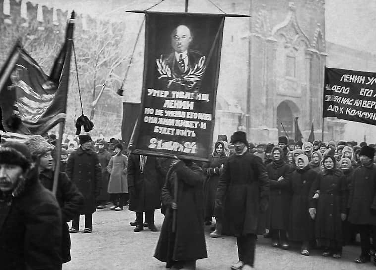 25 января было решено построить для тела вождя «склеп». По проекту архитектора Алексея Щусева был спешно возведен деревянный Мавзолей (в 1930 году заменен на гранитный). 27 января траурная процессия двинулась на Красную площадь, где после митинга гроб был помещен в Мавзолей. За первые несколько дней проститься с Лениным пришли более 100 тыс. человек (в Москве тогда проживало около 1,5 млн)
