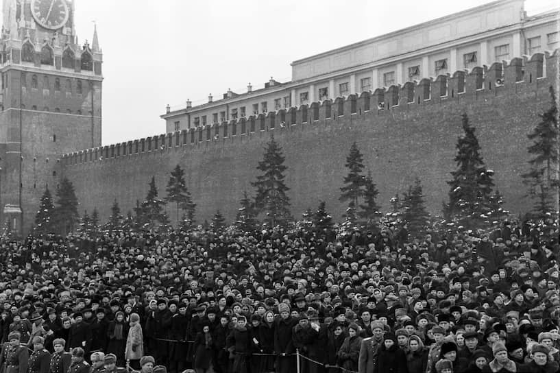 9 марта саркофаг с забальзамированным телом Сталина установили рядом с саркофагом тела Ленина в Мавзолее. Во время похорон на Трубной площади в Москве возникла давка, жертвами которой стали по разным данным от нескольких сот до двух тыс. человек. В 1961 году по решению XXII съезда КПСС тело Сталина было вынесено из Мавзолея и погребено в могиле у Кремлевской стены