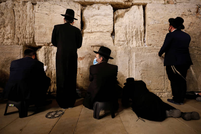 Иерусалим, Израиль. Верующие молятся возле Стены плача