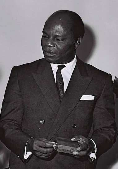 Жюстен Ахомадегбе-Тометен, потомок правителей королевства Абомей. В 1961 году президент Мага посадил его в тюрьму, обвинив в подготовке покушения на себя. В 1972 году Юбер Мага передал ему президентские полномочия.